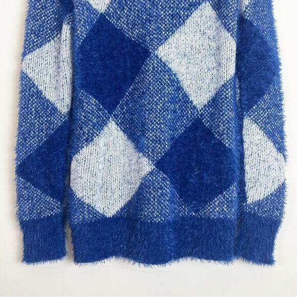 Fever Harlequin Diamond Super Soft Cozy Fuzzy Eyelash Sweater Blue/White NWOT - Picture 7 of 9
